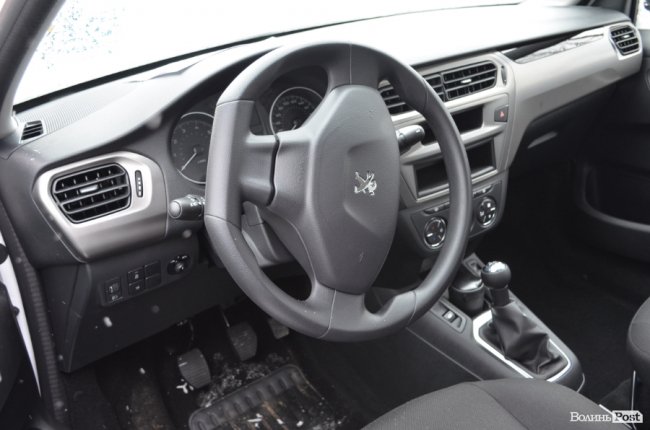 У Луцьку сімейним лікарям вручили ключі від новеньких автівок. ФОТО