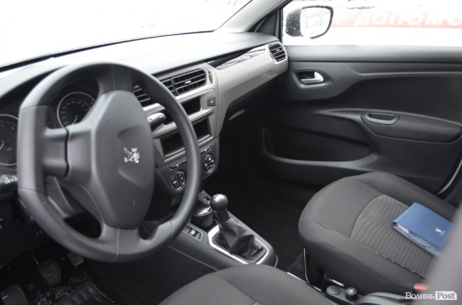 У Луцьку сімейним лікарям вручили ключі від новеньких автівок. ФОТО