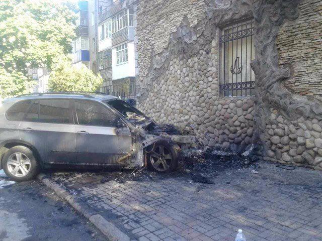 У Луцьку біля піцерії згоріло авто