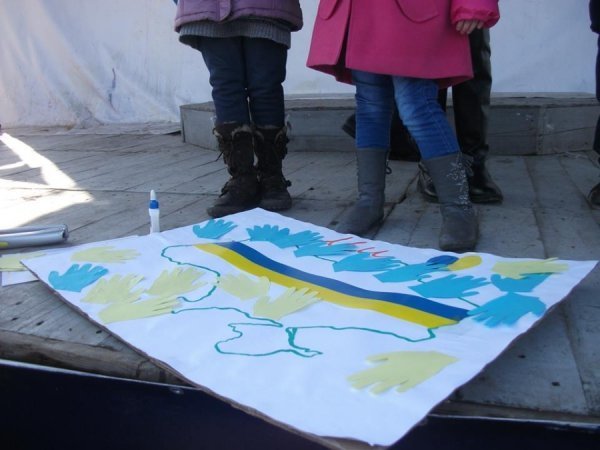 Луцькі мами влаштували антивоєнну акцію. ФОТО