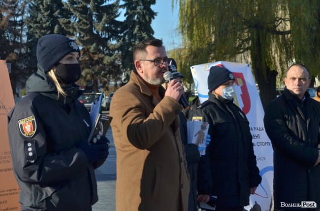 Їх більше немає: у центрі Луцька розмістили арт-інсталяцію із взуття, яке символізує жертв насильства