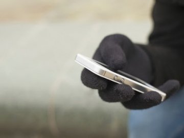 У Луцьку чоловік викрав з двох магазинів мобільні телефони