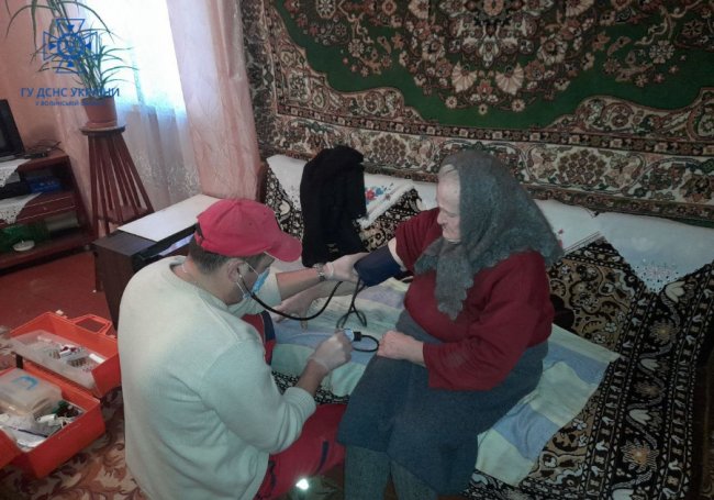 «Швидка» їхала на виклик і застрягла: на Волині рятувальники доставили фельдшера пожежним автомобілем 