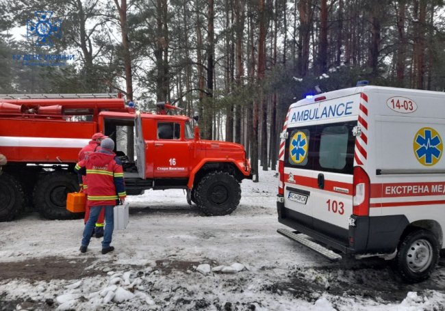 «Швидка» їхала на виклик і застрягла: на Волині рятувальники доставили фельдшера пожежним автомобілем 