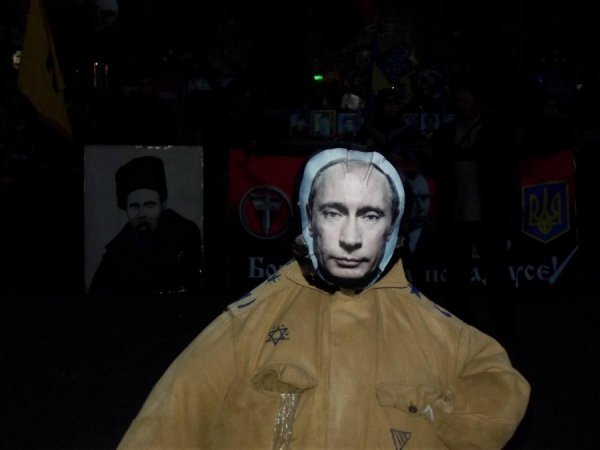 У Нововолинську спалили опудало Путіна. ФОТО