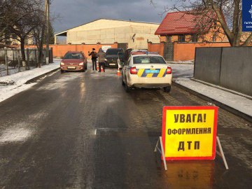 У Луцьку через негоду зіткнулися дві автівки