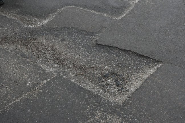 Розповіли, чому вулиці Луцька асфальтують під час морозів