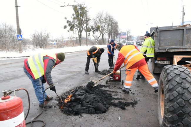 Розповіли, чому вулиці Луцька асфальтують під час морозів