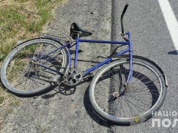 На Волині автівка збила 55-річного велосипедиста: його госпіталізували
