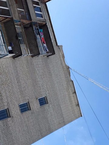 У Луцьку на припарковане авто обвалилась частина будинку