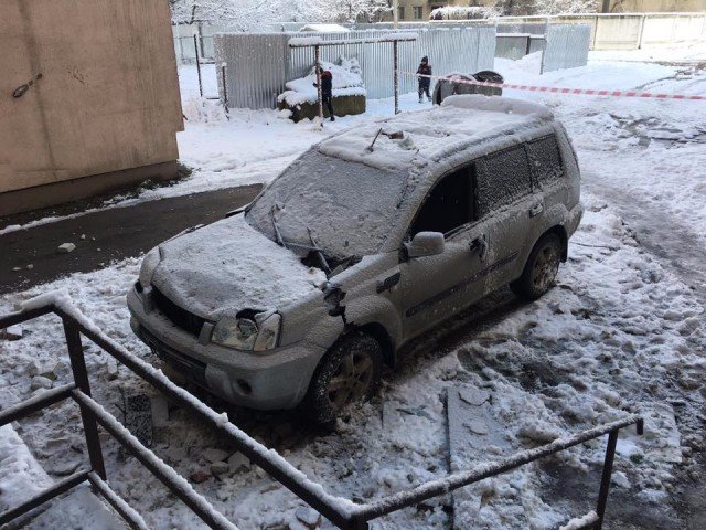 У Луцьку на припарковане авто обвалилась частина будинку