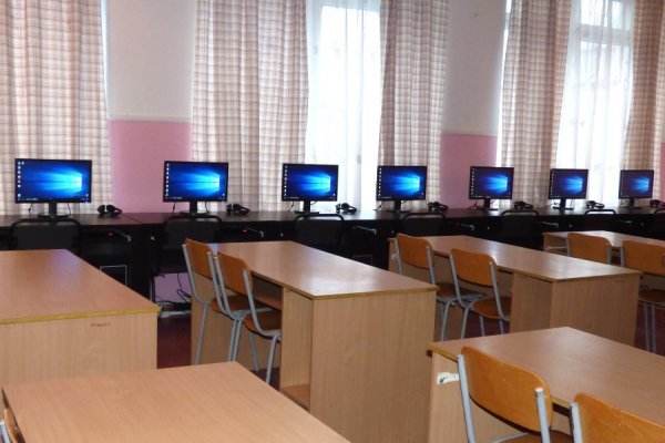 Дві волинські школи отримали нові комп’ютери