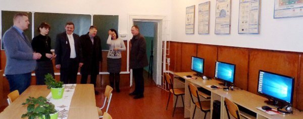 Дві волинські школи отримали нові комп’ютери