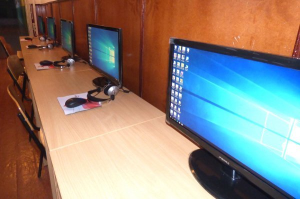 Дві волинські школи отримали нові комп’ютери