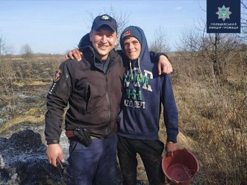 На Волині школяр допоміг копам гасити пожежу. ФОТО