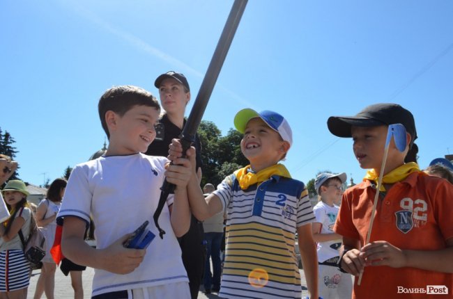 У центрі Луцька - діти зі зброєю. ФОТО