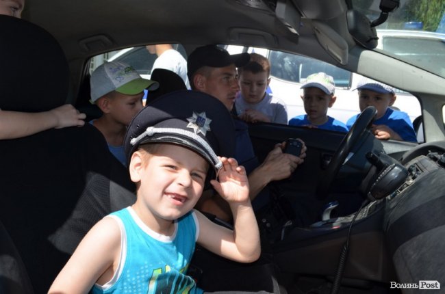 У центрі Луцька - діти зі зброєю. ФОТО