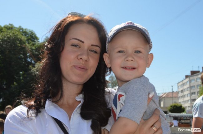 У центрі Луцька - діти зі зброєю. ФОТО