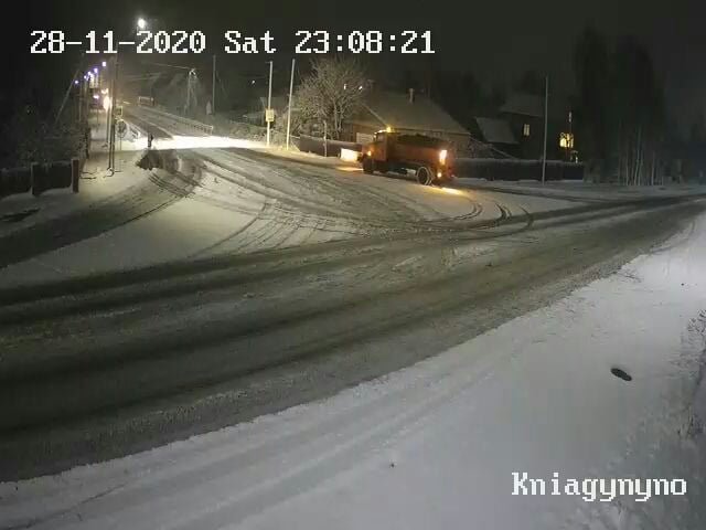 На Волині зі снігом та ожеледицею вночі боролося 65 механізмів 