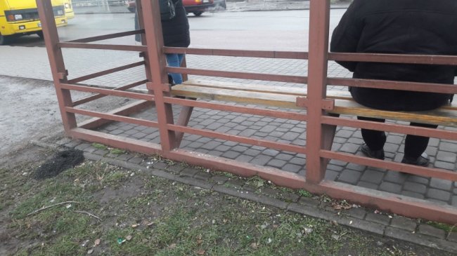 У Луцьку невідомі розбили скло на зупинці. ФОТО