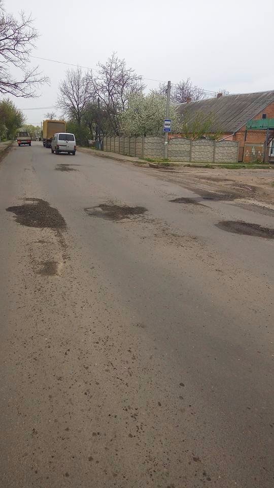 У Луцьку ями на дорогах позасипали піском