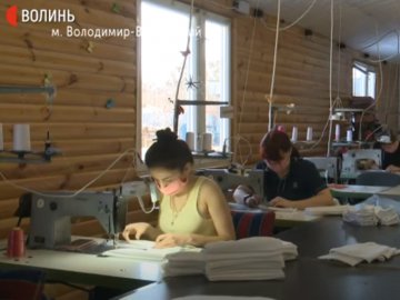Волинське підприємство шиє багаторазові махрові захисні маски. ВІДЕО