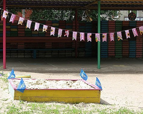 На Донеччині дитячий садок обвішали прапорами Партії регіонів. ФОТО