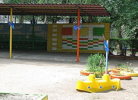 На Донеччині дитячий садок обвішали прапорами Партії регіонів. ФОТО