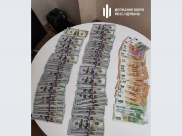  Вимагала гроші за оформлення інвалідності: посадовиця на Львівщині намагалася з'їсти гроші при затриманні