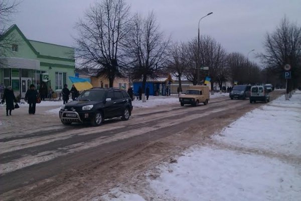 У Любешові євроймаданівці вимагали відставки голови РДА. ФОТО