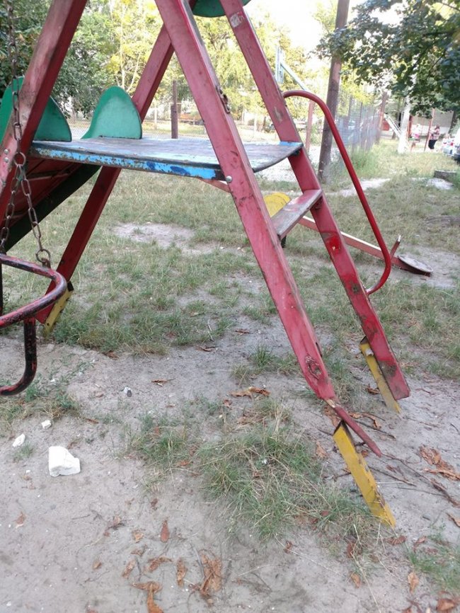 У ковельському дворі стоїть небезпечна гойдалка. ФОТО