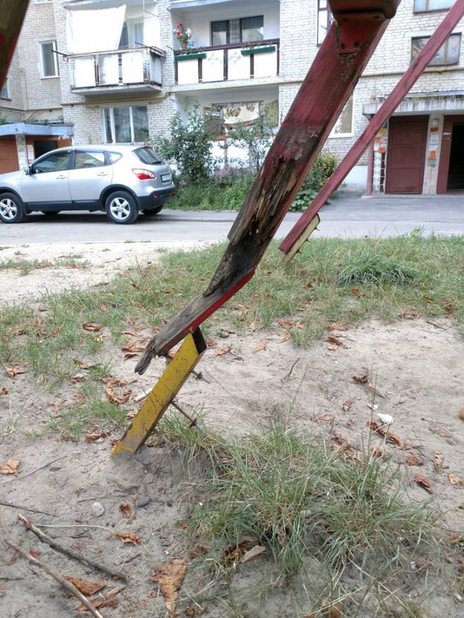 У ковельському дворі стоїть небезпечна гойдалка. ФОТО