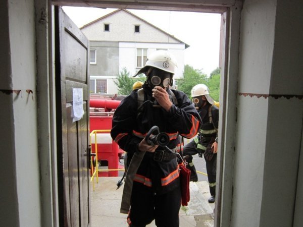 Рятувальники вчилися гасити пожежу в лікарні. ФОТО. ВІДЕО