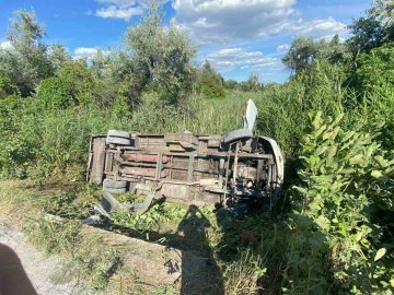 На Волині 19-річний водій автівки злетів з дороги  і перекинувся: є постраждалі