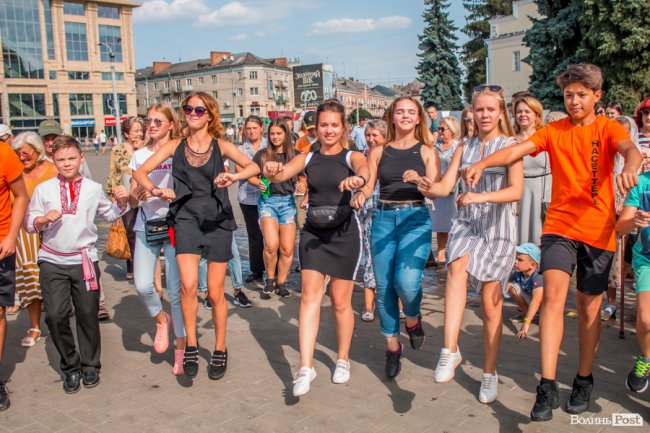 Учасники міжнародного фесту вчили лучан танцювати. ФОТО