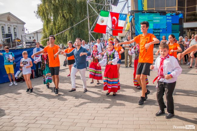 Учасники міжнародного фесту вчили лучан танцювати. ФОТО