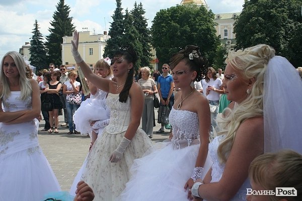 Парад наречених у Луцьку. ФОТО