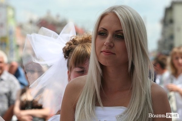 Парад наречених у Луцьку. ФОТО