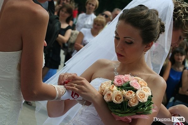 Парад наречених у Луцьку. ФОТО