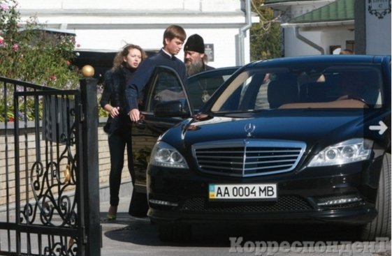 Московський священик у Києві силою відібрав мобільник у журналістки. ФОТО