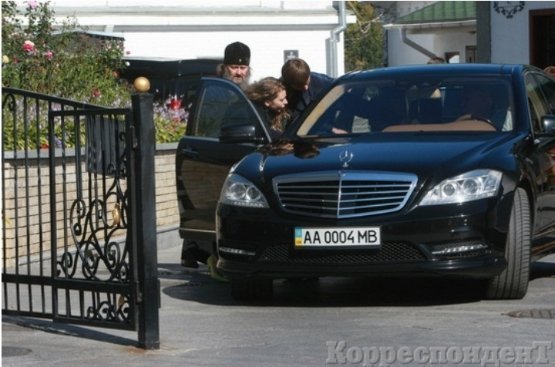 Московський священик у Києві силою відібрав мобільник у журналістки. ФОТО