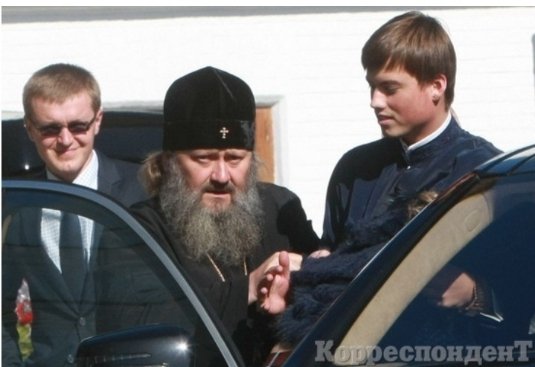 Московський священик у Києві силою відібрав мобільник у журналістки. ФОТО