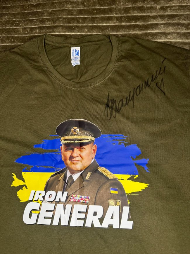 На благодійний аукціон виставили футболку із автографом Залужного