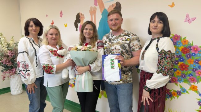 У Луцьку немовлят одягнули у перші в їхньому житті вишиванки. ФОТО