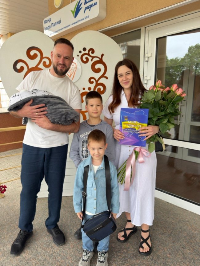У Луцьку немовлят одягнули у перші в їхньому житті вишиванки. ФОТО