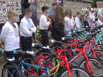 «Виконуємо роль тата»: волинські волонтери подарували велосипеди дітям полеглих захисників. ВІДЕО