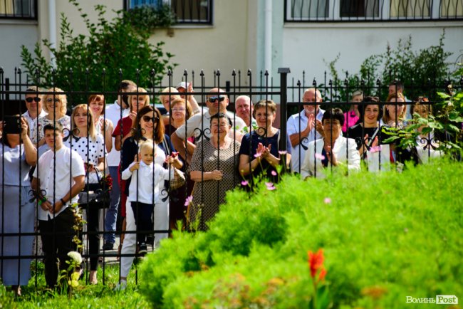 130 випускників луцьких шкіл урочисто отримали медалі: як це було. ФОТОРЕПОРТАЖ