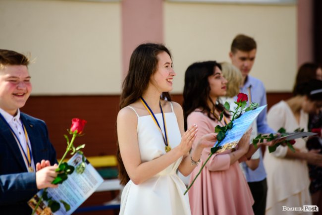 130 випускників луцьких шкіл урочисто отримали медалі: як це було. ФОТОРЕПОРТАЖ