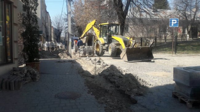 У центрі Луцька ремонтують вулицю