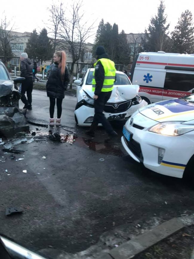 У Луцьку зіткнулися Lexus і Geely: постраждала 11-річна дівчинка. ФОТО